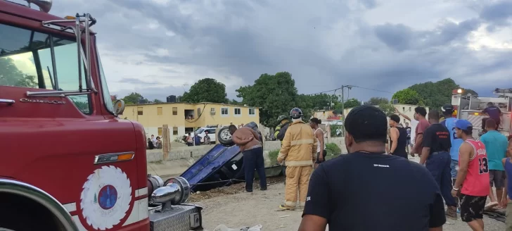 Defensa-Civil-confirma-muerte-de-conductor-cuyo-vehiculo-cayo-en-canal-de-Santiago-Oeste-buscan-a-menor-de-4-anos-728x328