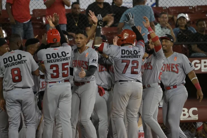 Escogido vuelve a ganar y Estrellas vencen a Águilas y Toros  al Licey