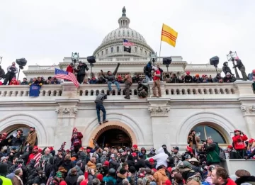 Mayor sindicato policial de EEUU critica a Trump por indultar a quienes asaltaron el Capitolio y mataron policías