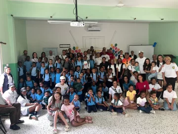 Donan útiles escolares y alimentos a estudiantes de escasos recursos en El Cercado