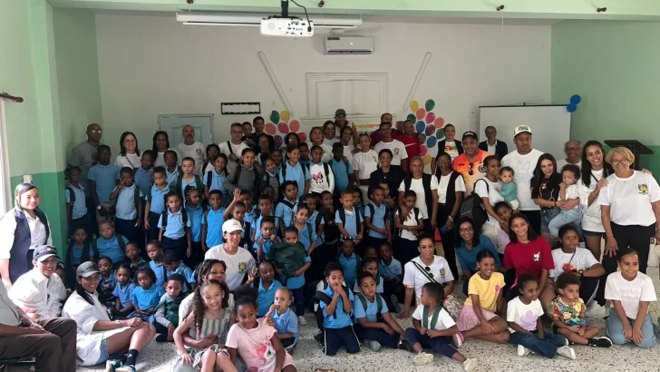 Donan útiles escolares y alimentos a estudiantes de escasos recursos en El Cercado