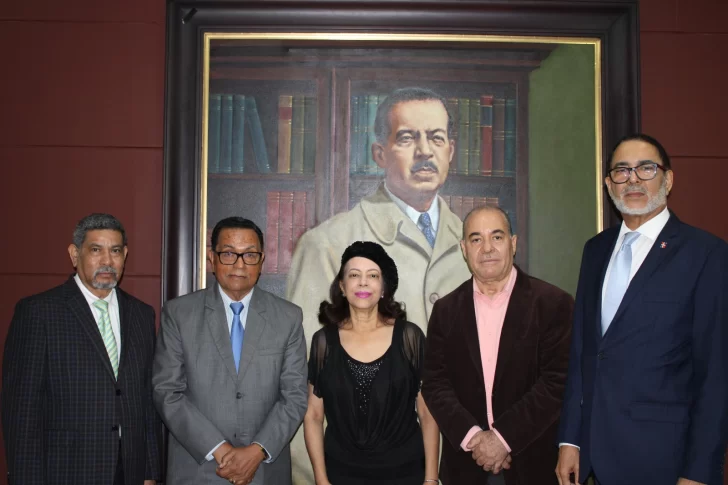 Grupo-de-escritores-junto-a-retrato-de-PHU-728x485