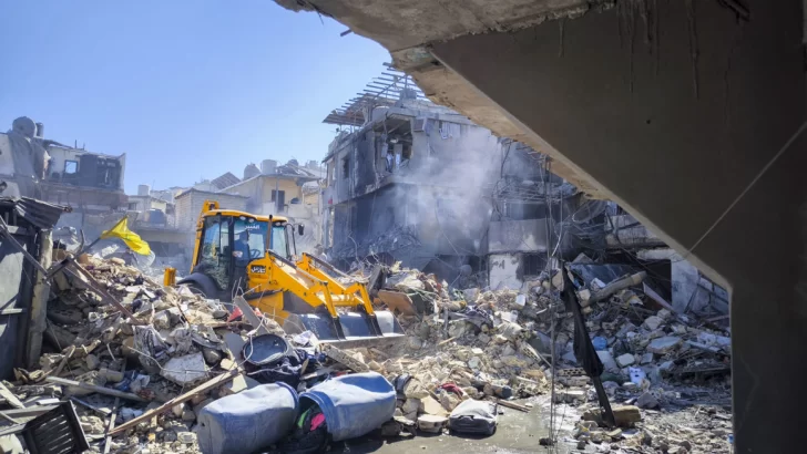 Un bombardeo israelí derrumba por completo un edificio residencial en el sur de Beirut