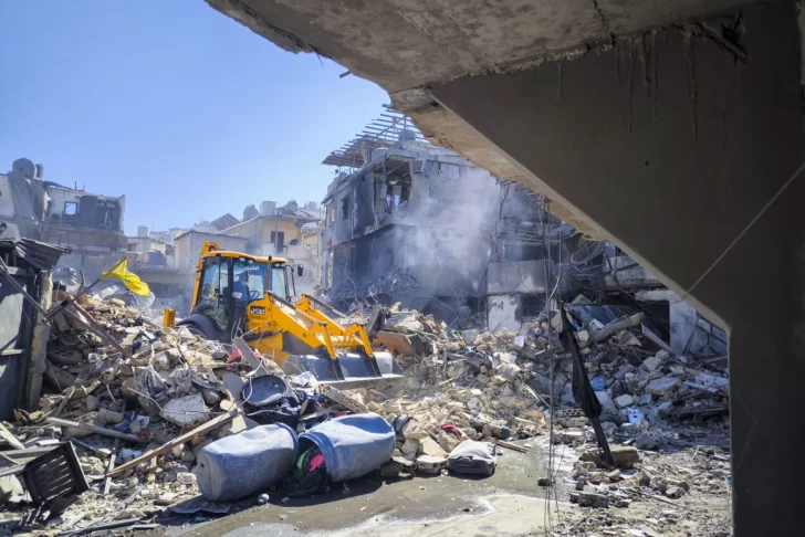 Un bombardeo israelí derrumba por completo un edificio residencial en el sur de Beirut