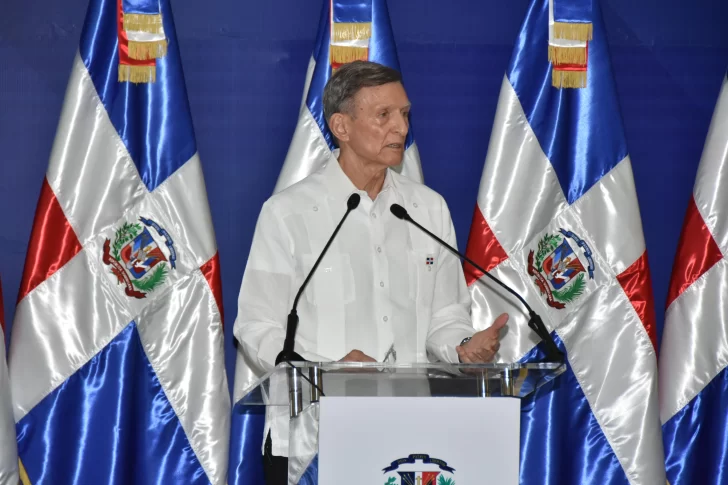 Canciller tilda de “irresponsables” y 'aviesas' declaraciones sobre miles y miles de visas a haitianos