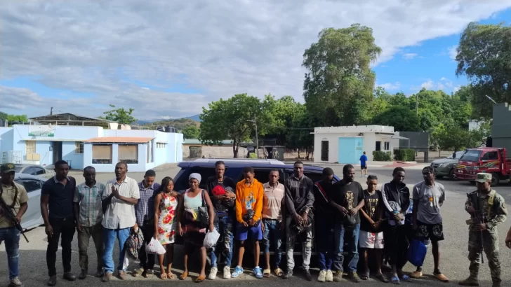 Ejército apresa a dos hombres que intentaban traficar a 23 haitianos indocumentados en la frontera