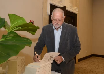 Carlos Castillo pone a circular libro “Raíces sin derechos, dominicanos rozando la apatridia”