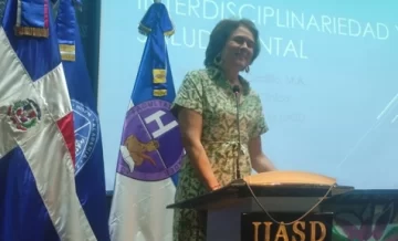 La-directora-de-la-Escuela-de-Psicologia-de-la-UASD-maestra-Rosa-Esther-Martinez-durante-su-intervencion-en-el-reconocimiento-a-doctores.