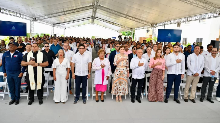 Ministerio de la Mujer entrega Bono Mujer en habitacional de Santo Domingo Este