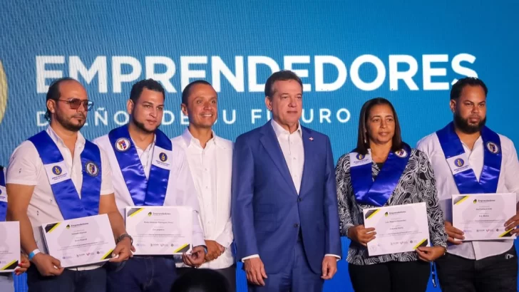 Ministro-Industria-y-Comercio-Victor-Ito-Bisono-y-Fabian-Suarez-presidente-de-Cerveceria-Nacional-Dominicana-encabezan-graduacion-de-mas-de-400-emprendedores-728x410