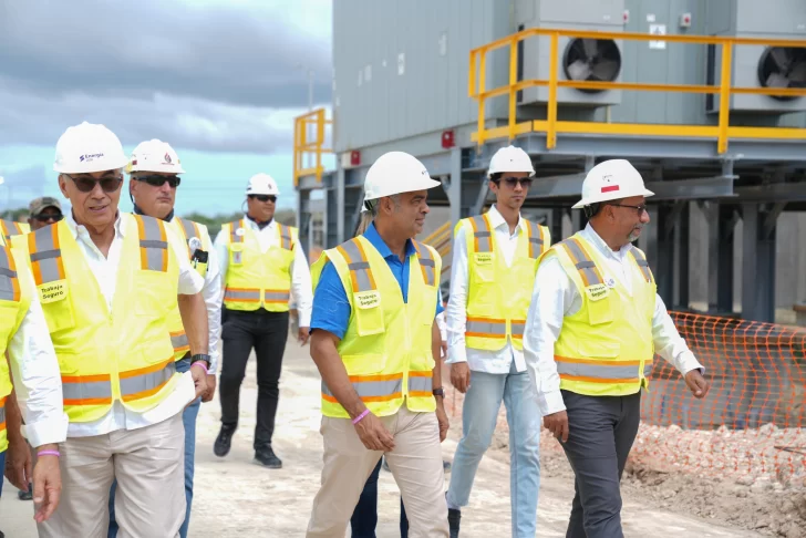 Ministro-Joel-Santos-durante-el-recorrido-por-la-Central-Termica-Manzanillo-Power-Land.-728x486