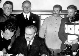 Molotov-firma-en-presencia-de-Stalin-el-Pacto-Ribbentrop-Molotov-en-que-se-repartian-Polonia