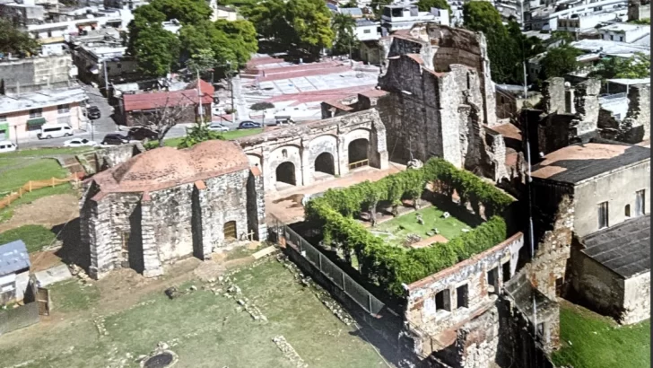 Santo Domingo entre muros, arquitectura, historia y talento editorial