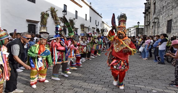 Teatro-Danzante-de-Los-Cocolos-de-San-Pedro-de-Macoris-en-una-presentacion-en-la-calle-Las-Damas-de-la-Ciudad-Colonial-de-Santo-Domingo.-Fuente-externa