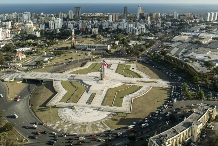 Vista-aeerea-de-la-Plaza-de-la-Bandera-a-la-izquierda-la-sede-de-las-FFAA-y-a-la-derecha-la-JCE-728x486