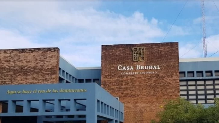 Dos técnicos desaparecidos tras implosión en destilería de Casa Brugal 