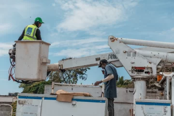 Desarrollan operativo de instalación de luminarias en distintos sectores