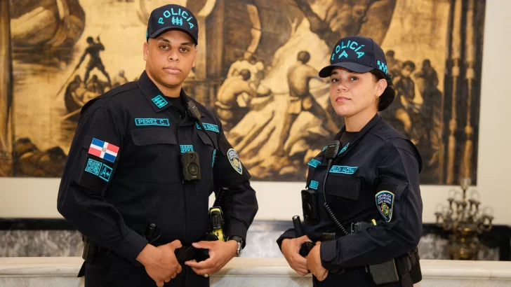 Transformación policial incluye nuevo uniforme con cámara y código QR