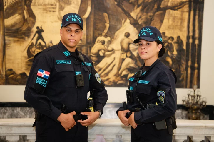 Transformación policial incluye nuevo uniforme con cámara y código QR