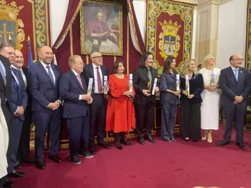 Pepín Corripio es reconocido en los premios Asicom-Universidad de Oviedo