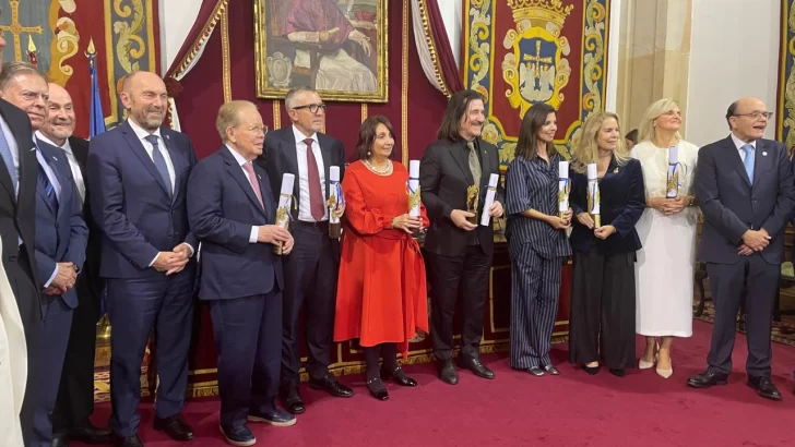 Pepín Corripio es reconocido en los premios Asicom-Universidad de Oviedo