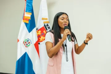 Realizan charla de prevención de cáncer de mama