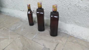 Confiscan tres botellas que simulaban ser de ron llenas de cocaína líquida