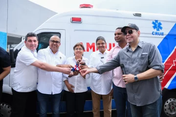 DAEH entrega ambulancia a hospital en Loma de Cabrera