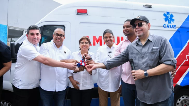 DAEH entrega ambulancia a hospital en Loma de Cabrera