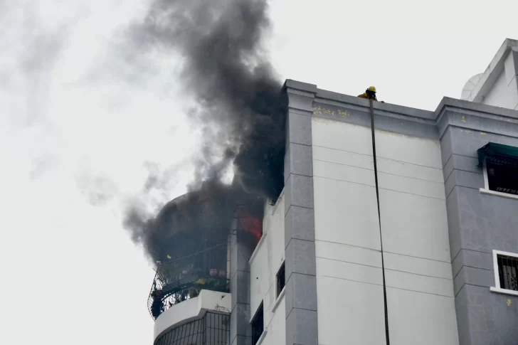 Incendio afecta apartamento en Torre Gil Roma X, del ensanche Quisqueya