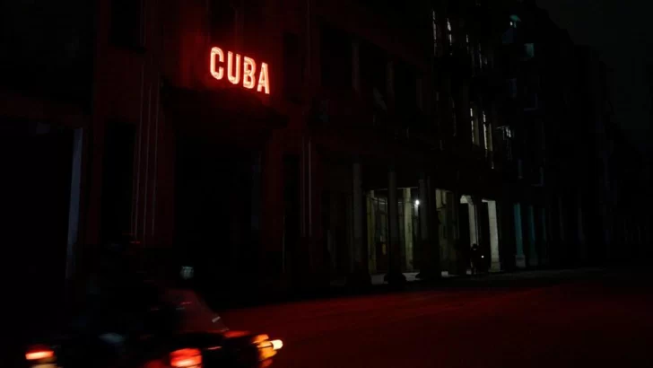 Cuba se prepara ante el huracán Oscar; la electricidad regresaría el lunes a la isla