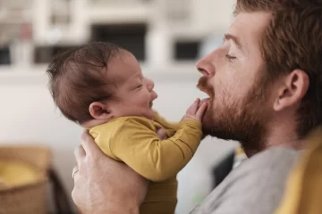 Proyecto de reforma laboral otorga 4 días de licencia por paternidad