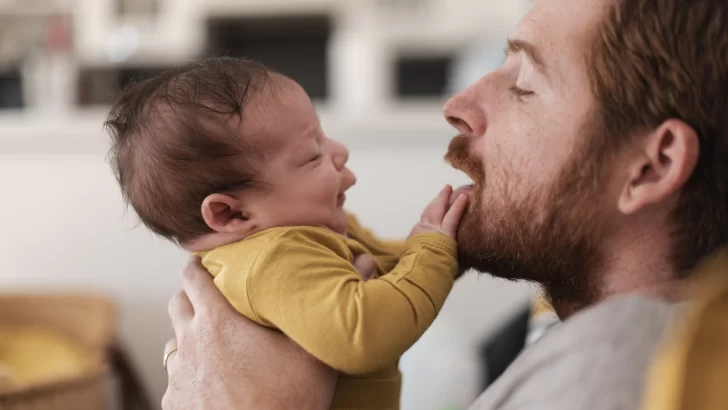 Proyecto de reforma laboral otorga 4 días de licencia por paternidad