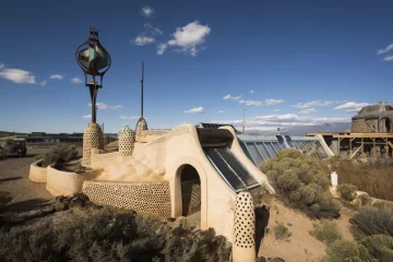 Earthships: las fascinantes casas construidas hace 40 años en el desierto de Nuevo México que son un ejemplo para combatir el cambio climático Earthships: las fascinantes casas construidas hace 40 años en el desierto de Nuevo México que son un ejemplo para combatir el cambio climático