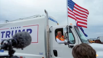 Trump llega a un mitin en un camión de basura tras la crítica de Biden