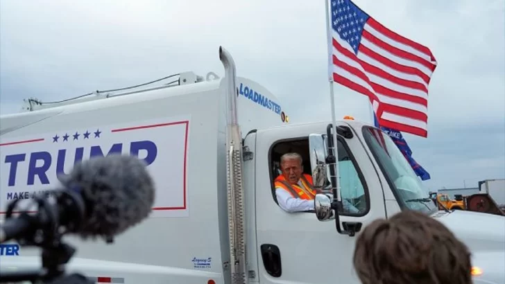 Trump llega a un mitin en un camión de basura tras la crítica de Biden