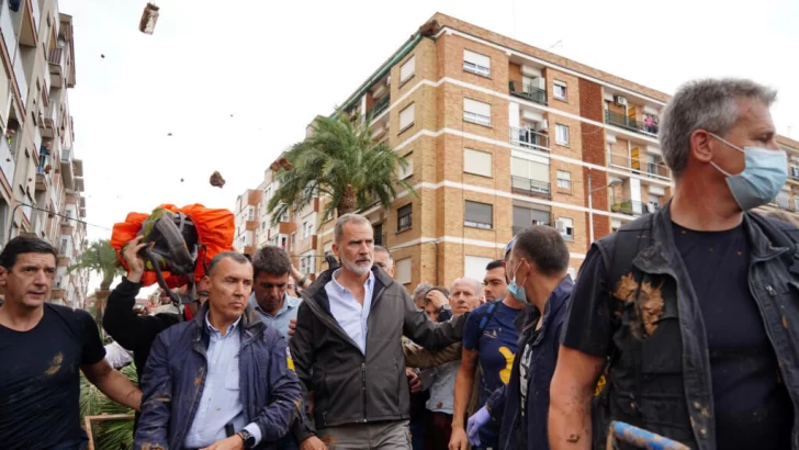 Tragedia en España: los reyes son recibidos entre abucheos y bolas de barro, la cifra de muertes sube a 214