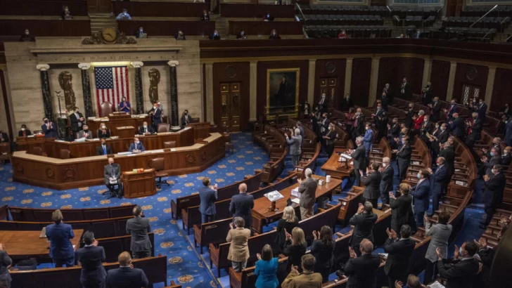 Los republicanos retoman el control del Senado; la Cámara de Representantes sigue en juego