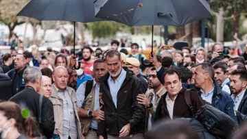 Con el grito de 'asesinos' y arrojándoles barro reciben en Valencia al Rey y al Presidente del Gobierno de España