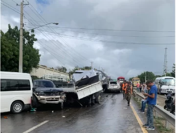 Accidente múltiple produjo 10 afectados de 15 vehículos involucrados