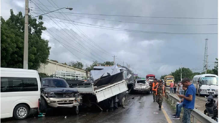 Accidente múltiple produjo 10 afectados de 15 vehículos involucrados