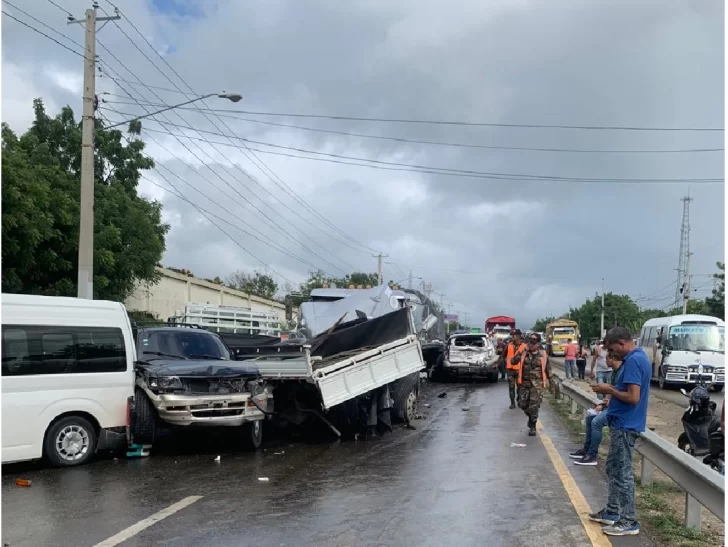 Accidente múltiple produjo 10 afectados de 15 vehículos involucrados