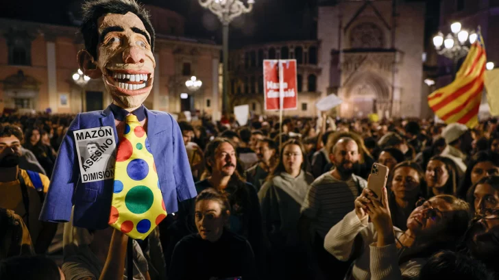 'Nosotros estamos manchados de barro, ustedes de sangre': la masiva manifestación por la respuesta de las autoridades al desastre de la DANA en Valencia