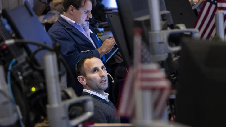 Wall Street cierra en verde y se prepara para resultado electoral