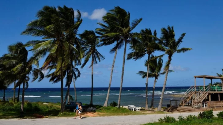 La tormenta Rafael pone en alerta al Caribe mientras se acerca a Cuba e Islas Caimán