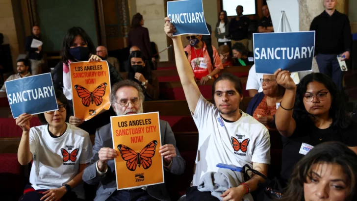 Los Ángeles aprueba ordenanza de ciudad santuario ante amenaza de deportaciones de Trump