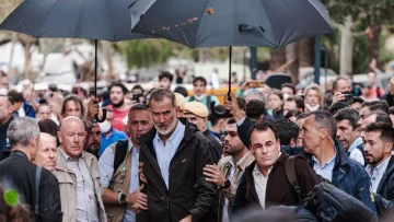 Al grito de 'asesinos' y arrojándoles barro reciben en Valencia al Rey, al presidente del gobierno regional y al de España durante su visita a la 'zona cero' de la tragedia