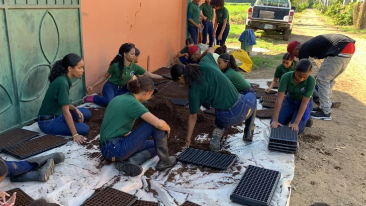 Minerd educa a más de 20 mil estudiantes en Monte Cristi y Dajabón a través de los huertos escolares