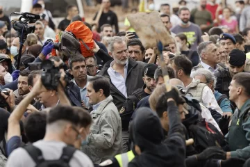 El rey de España dice que 'hay que entender el enfado' en ciudades afectadas por temporal