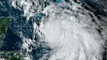 Cuba en alerta ante la llegada del huracán Rafael, convertido en una potente tormenta de categoría 3